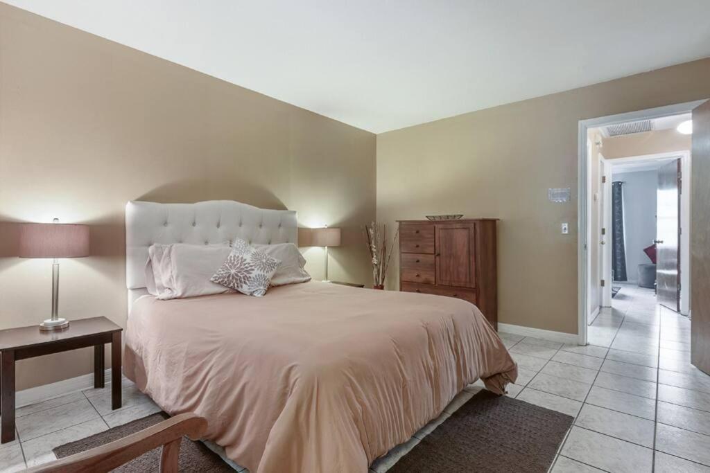 Glendale Getaway Prime Location Apartment *