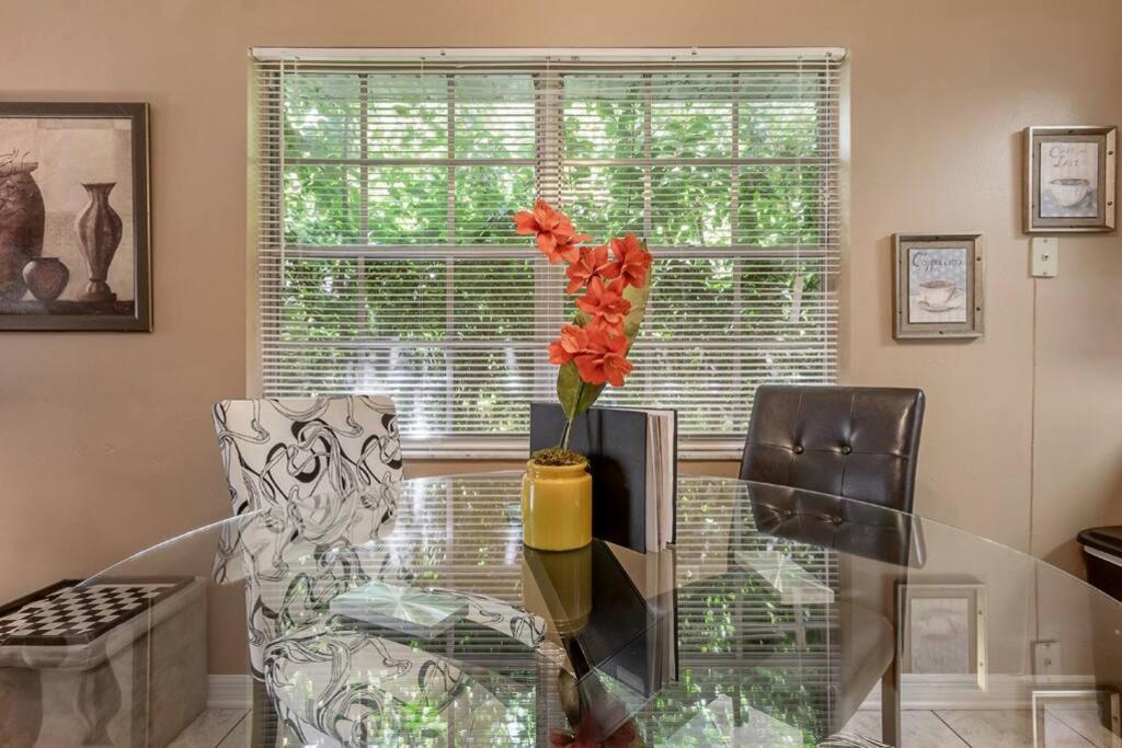 Glendale Getaway Prime Location Apartment *